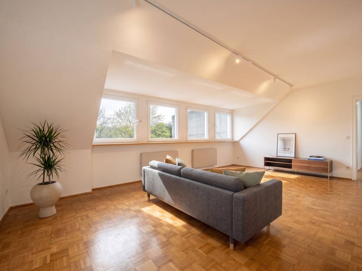 Heller 2,5-Raum-DG-Traum: Südwest-Hoflage, Parkett, neue Heizung & 67 m² Spitzboden-Ausbaureserve! – 45276 Essen – Bild 1 von 9
