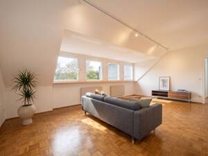 Heller 2,5-Raum-DG-Traum: Südwest-Hoflage, Parkett, neue Heizung & 67 m² Spitzboden-Ausbaureserve!