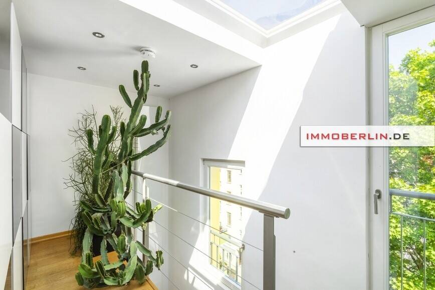 IMMOBERLIN.DE - Wohlfühloase nahe Ku'damm! Faszinierende Penthouse-Wohnung mit Lift, Südwestterrasse – Berlin – Vorschaubild 3