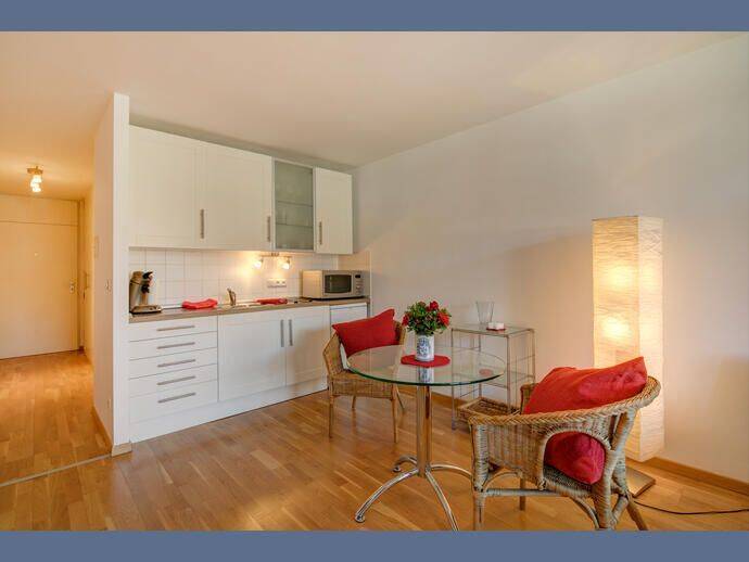 Möbliert: Hell und freundlich möbliert mit West-Balkon – München – Vorschaubild 4