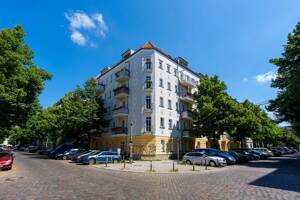 Großzügige Altbauwohnung im beliebten Samariterkiez mit direktem Zugang zu einem Kinderspielplatz.