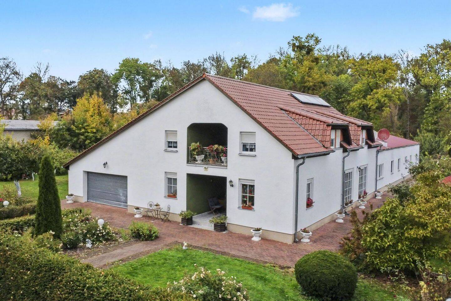 Wohnraum für alle: Großes 7-Zimmer-EFH & 3 Mietwohnungen auf einem Grundstück vereint – Schwedt/Oder – Bild 1 von 9