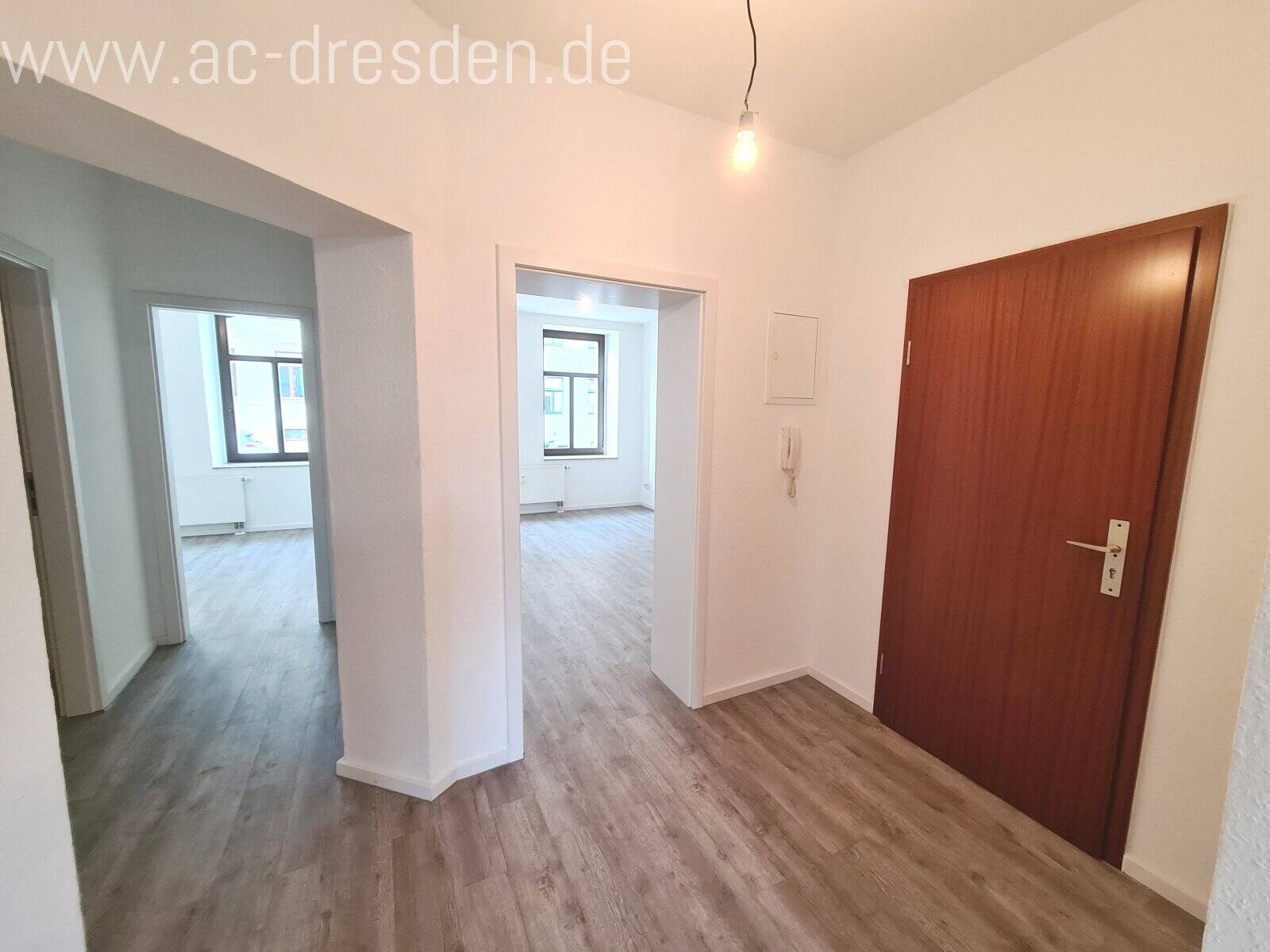 Helle 3-Raum-Wohnung mit Balkon im kernsanierten Gründerzeithaus im Lutherviertel – Chemnitz – Vorschaubild 2