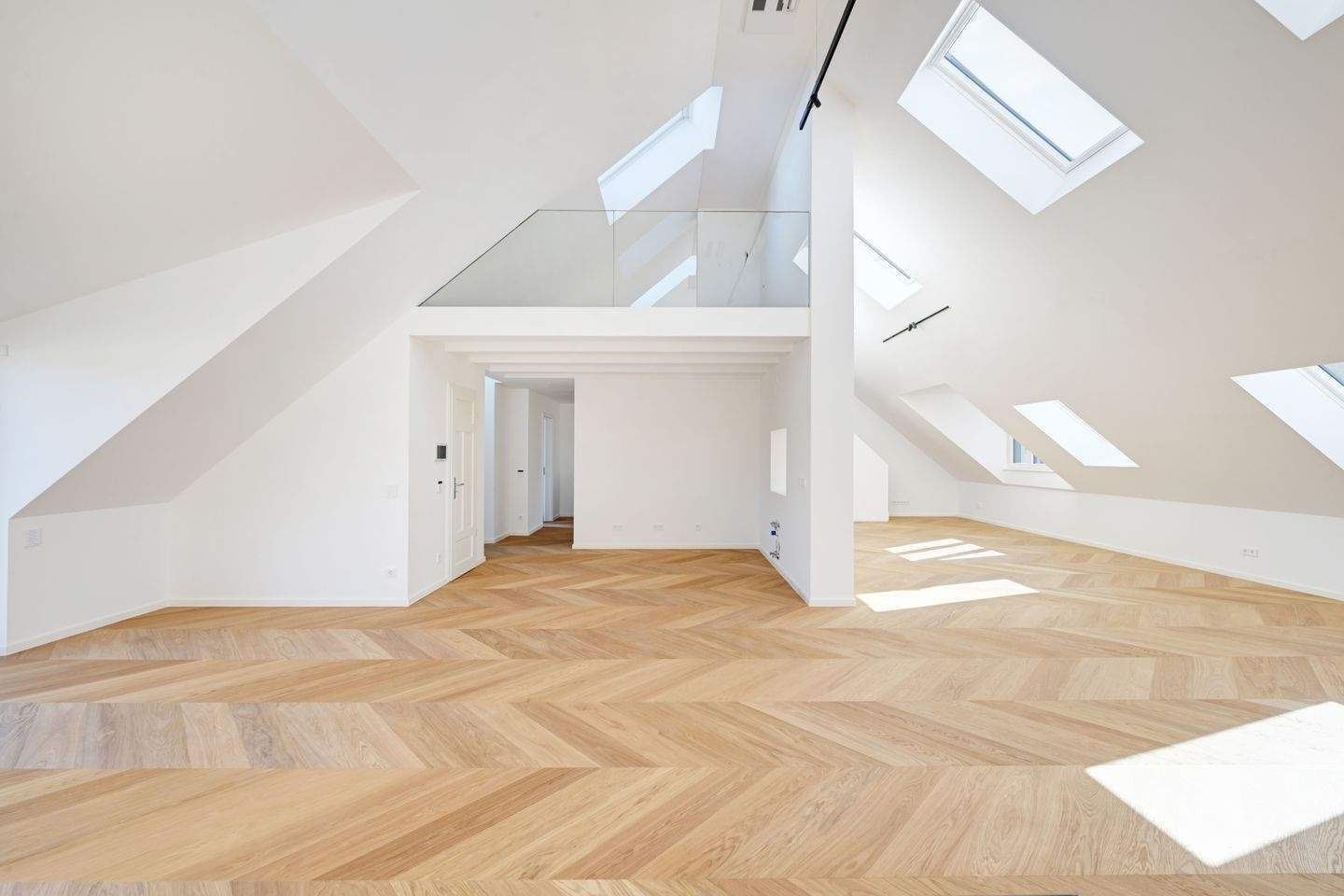 Einziehen und wohlfühlen: Dachgeschoss-Maisonette im Erstbezug in Toplage – München – Vorschaubild 2
