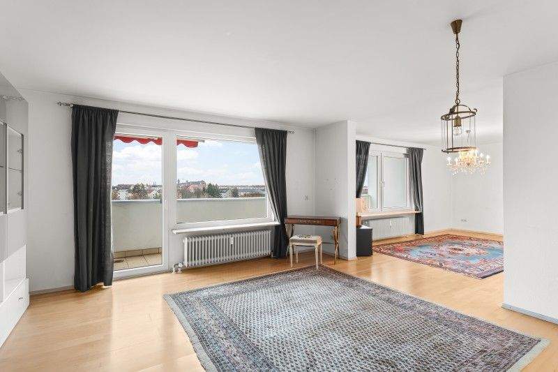 Großzügige Wohnung mit 5,5 Zimmern - Grandioser Ausblick - Zwei Loggien - TG -Stellplatz