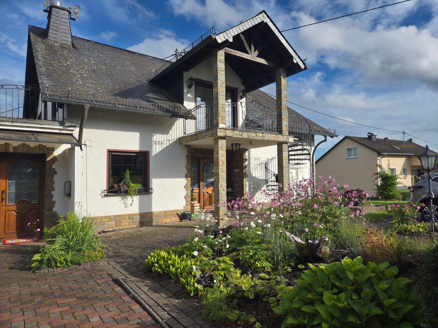 3 Wohneinheiten I Riesiges Grundstück I Große Scheune I Sonnenverwöhnt – Burbach – Bild 1 von 9