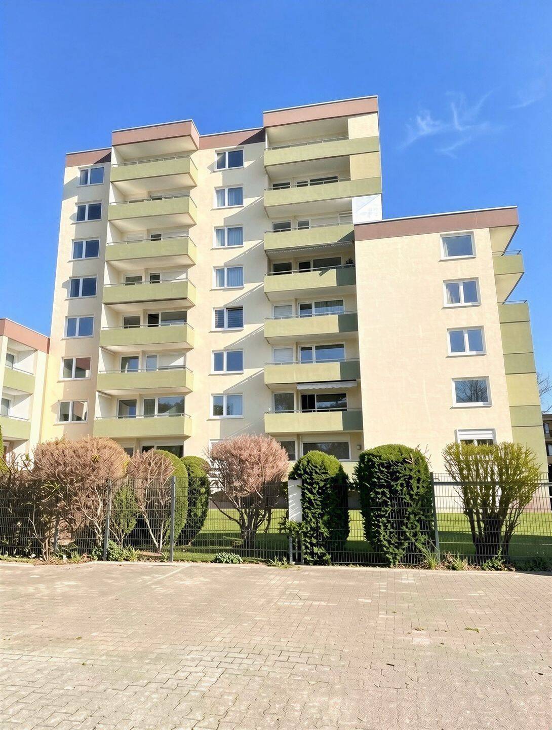 Investmentangebot für Kapitalanleger, 8 Wohnungen insgesamt 533,94 m² Wohnfläche plus 6 Stellplätze.