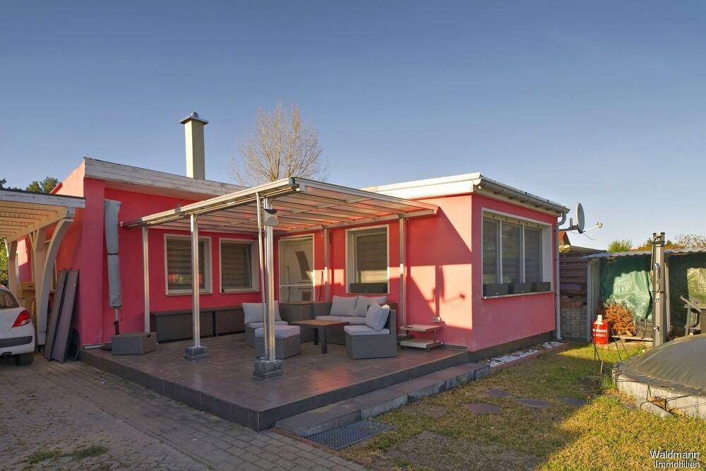 Freizeit Bungalow in Seenähe, Carport, Kamin , Küche, Bad, Wintergarten, 2 Zimmer, große Terrasse, Pool.