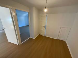 Sanierte 1 Zimmer Wohnung mit großem Studio artigen Wohnzimmer. – 24146 Kiel – Vorschaubild 3