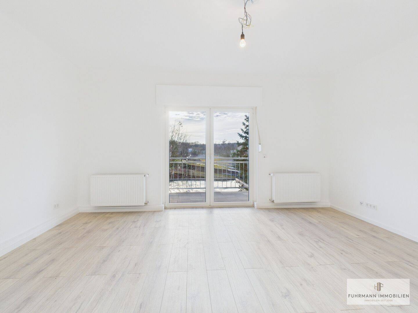 "Modernisierte, lichtdurchflutete Wohnung mit Balkon, Einbauküche & Garage"