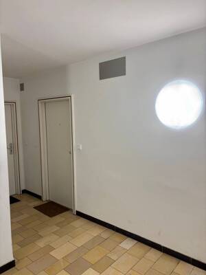 Bezugsfreie 1-Zimmer-Wohnung mit Gartenabteil und viel Potenzial – 81675 München – Vorschaubild 3