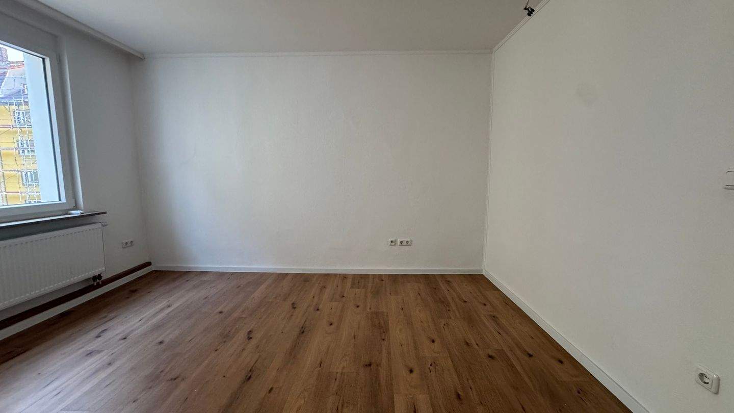 St. Peter ! 2-Zi.-Altbau-Whg., 40 m², Laminat, ohne Balkon, im 2.OG ohne Aufzug – Nürnberg – Vorschaubild 2