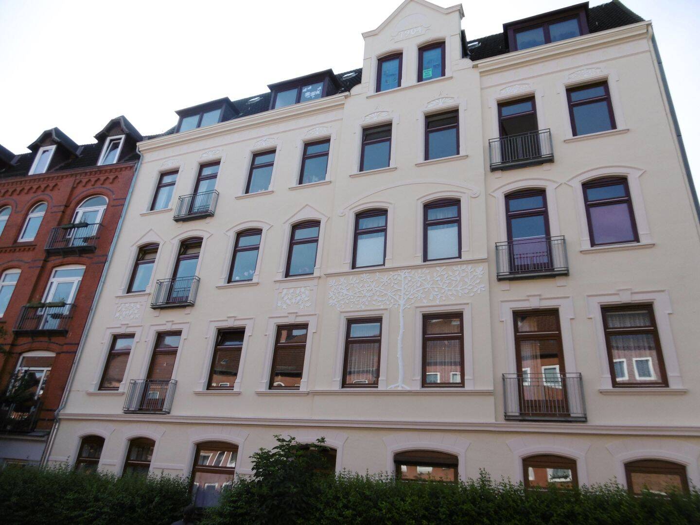 Altbau-Charme auf 3,5 Zimmern mit Stuck, Flügeltüren & Dielen-Fußboden