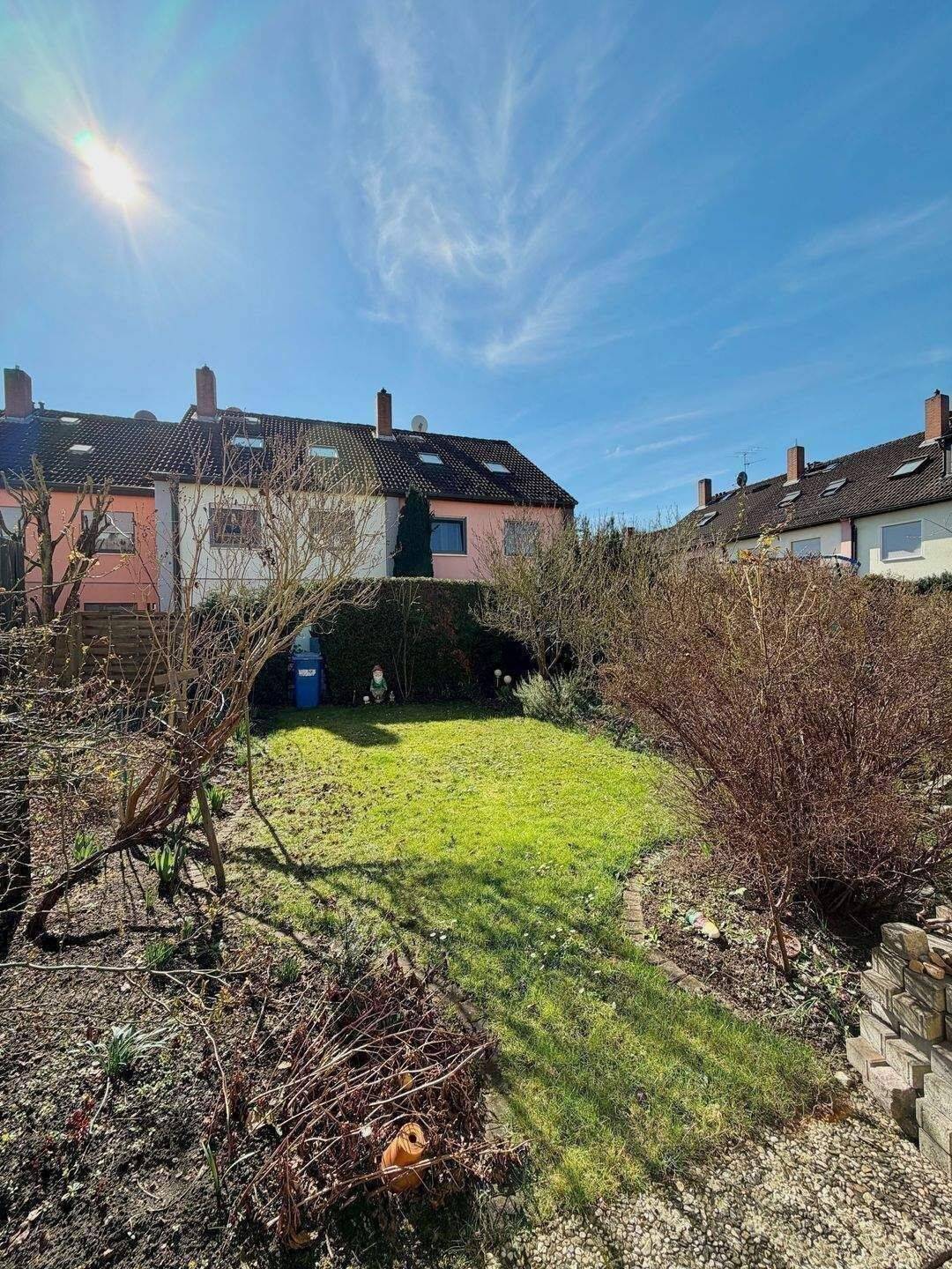 Großzügiges Reihenmittelhaus in begehrter Lage von Nürnberg-Weiherhaus – mit Garten, Terrasse und Garage – Nürnberg – Vorschaubild 4