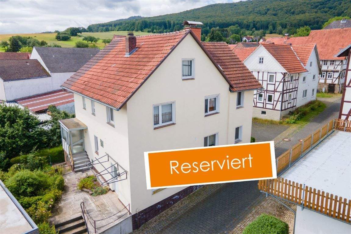 Geräumig, bezahlbar und ruhig gelegen: Massives Ein- bis Zweifamilienhaus mit Garten und Garage – Berkatal – Bild 1 von 9