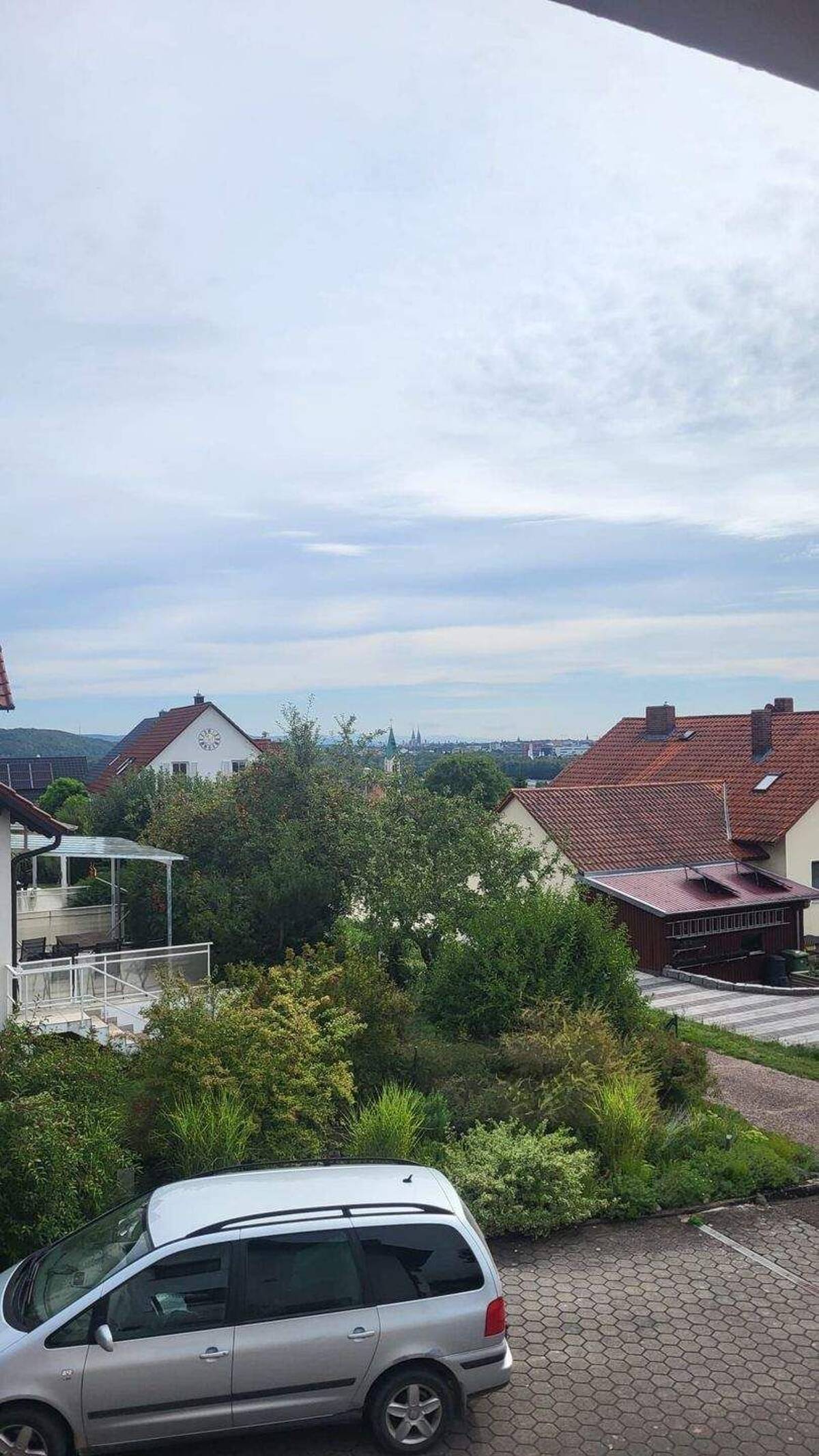 Gepflegte 4-ZKB-Wohnung mit Balkon in idyllischer Ortsrandlage – stadtnah zu Regensburg – 93059 Regensburg – Bild 1 von 9