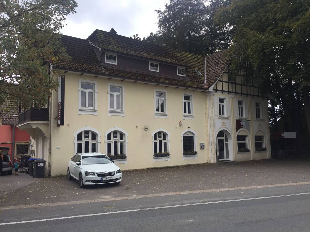 Gepflegtes Mehrfamilienhaus mit drei Wohneinheiten und einer Gastromiefläche in GT-Hollen! – Gütersloh – Bild 1 von 9
