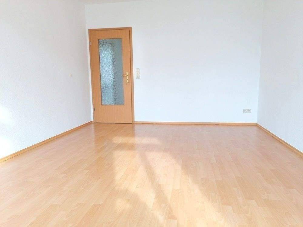 !! Dachgeschosswohnung mit Fußbodenheizung, Balkon, PKW-Stellplatz in ruhiger Nebenstraße !! – Chemnitz – Vorschaubild 2