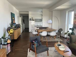 Moderne 4-Raum-Wohnung mit Balkon und zwei Bädern