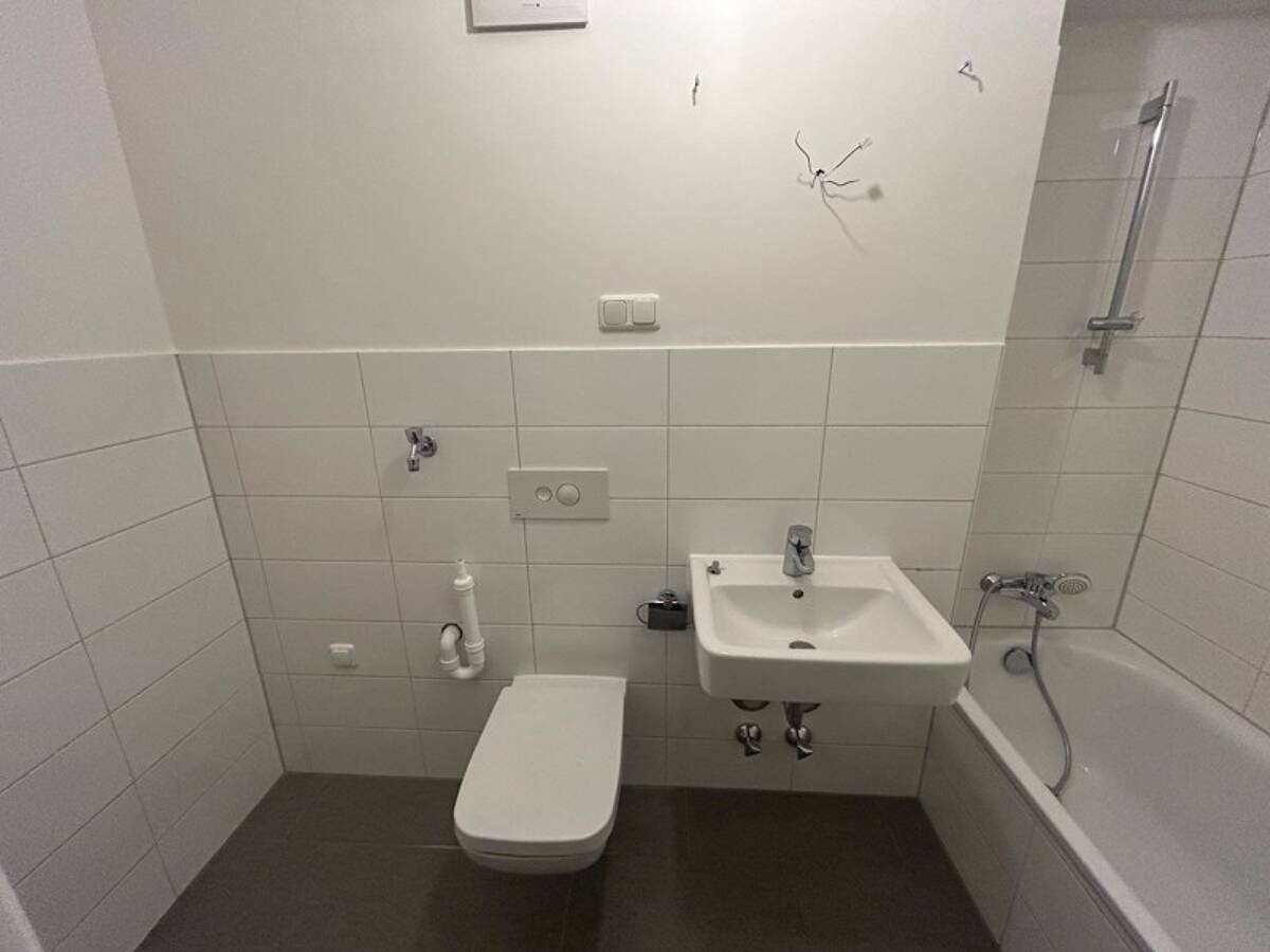 Ansprechende, großzügige 3-Zimmer-Wohnung mit Wand und Bodenbelag – 44357 Dortmund – Bild 1 von 7