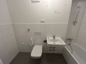Ansprechende, großzügige 3-Zimmer-Wohnung mit Wand und Bodenbelag – 44357 Dortmund – Vorschaubild 1