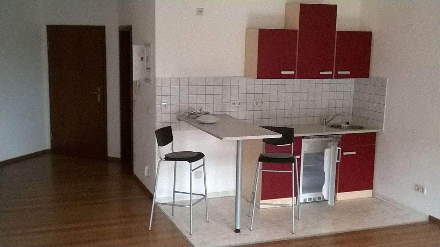 Frei ab 1.7.26 ! 3. OG mit Lift - inkl. EBK - modernes Laminat !!! – Chemnitz – Vorschaubild 3