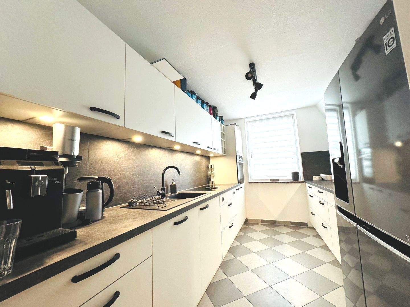 Helle 4 Zimmer Wohnung mit 2 Balkonen, großer Dachterrasse (60 qm), exklusivem Badezimmer mit Eckbadewanne und Stellplatz mit Anschluß für E Auto – Fürth – Vorschaubild 2