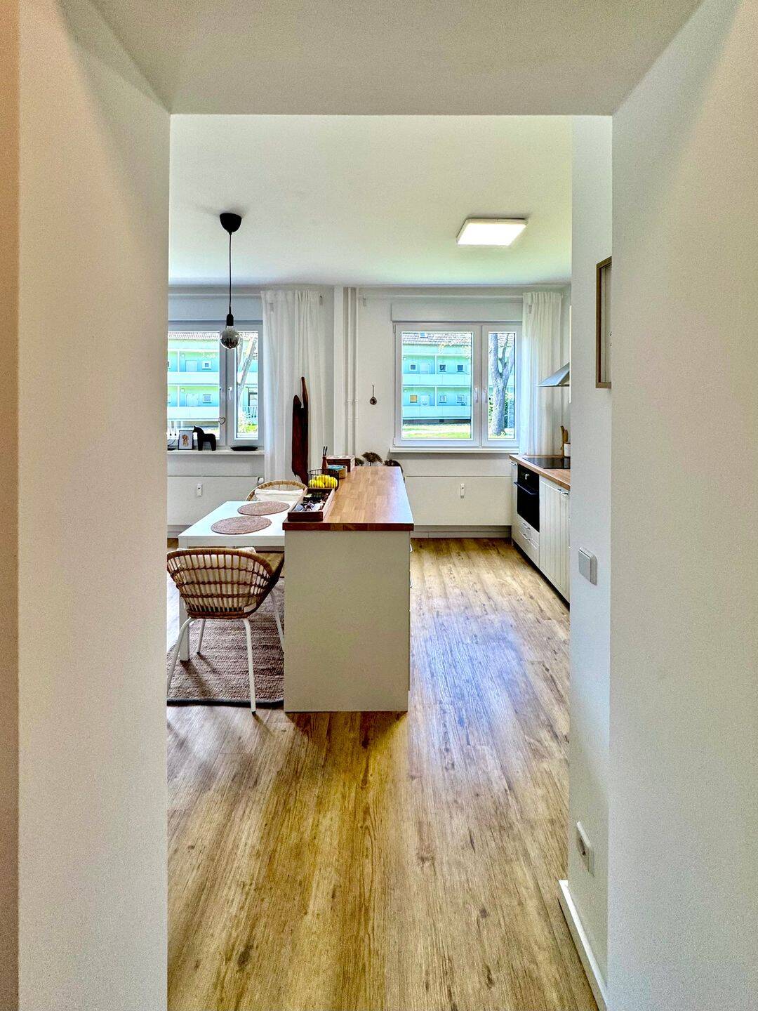 Lichtdurchflutete 2,5 Zimmer Wohnung mit Balkon und hochwertiger Modernisierung im Berliner Westend – Berlin – Vorschaubild 8