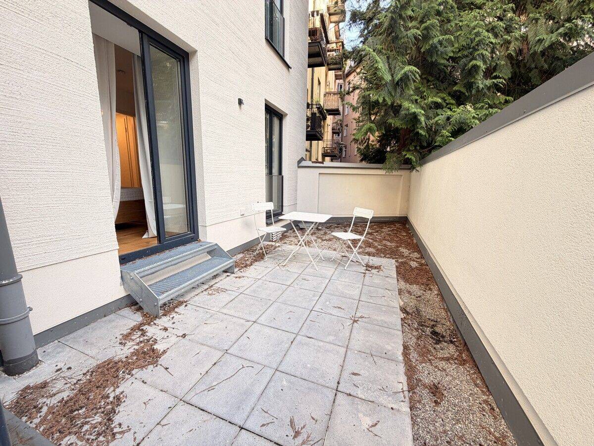 Erstbezug: Exklusive - Sonnige & möblierte 2-Zimmer-Erdgeschoss-Wohnung im Herzen von München