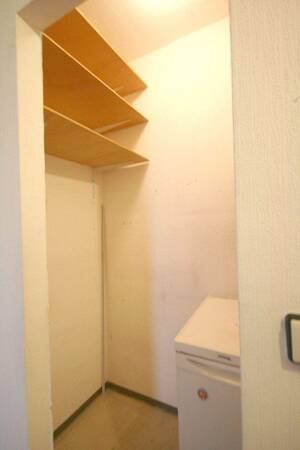 helle, großzügig geschnittene 3-Zimmer-Mietwohnung mit Einbauküche, großer Loggia und Garage in ruhiger und beliebter Wohnlage von LU-Oggersheim – 67071 Ludwigshafen am Rhein – Vorschaubild 9