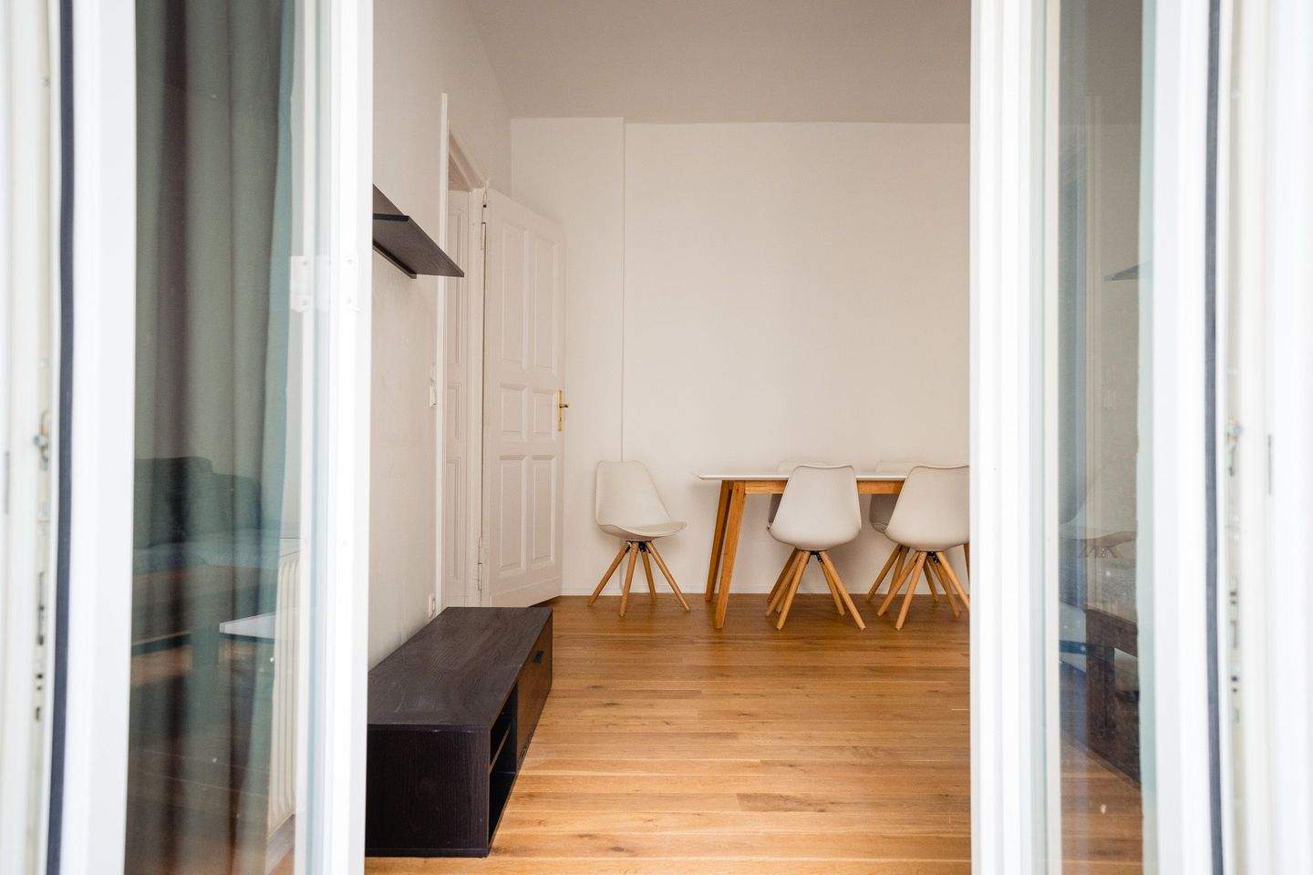 Großzügige, renovierte Altbauwohnung mit großem Balkon im begehrten Samariterkiez. – Berlin – Vorschaubild 3