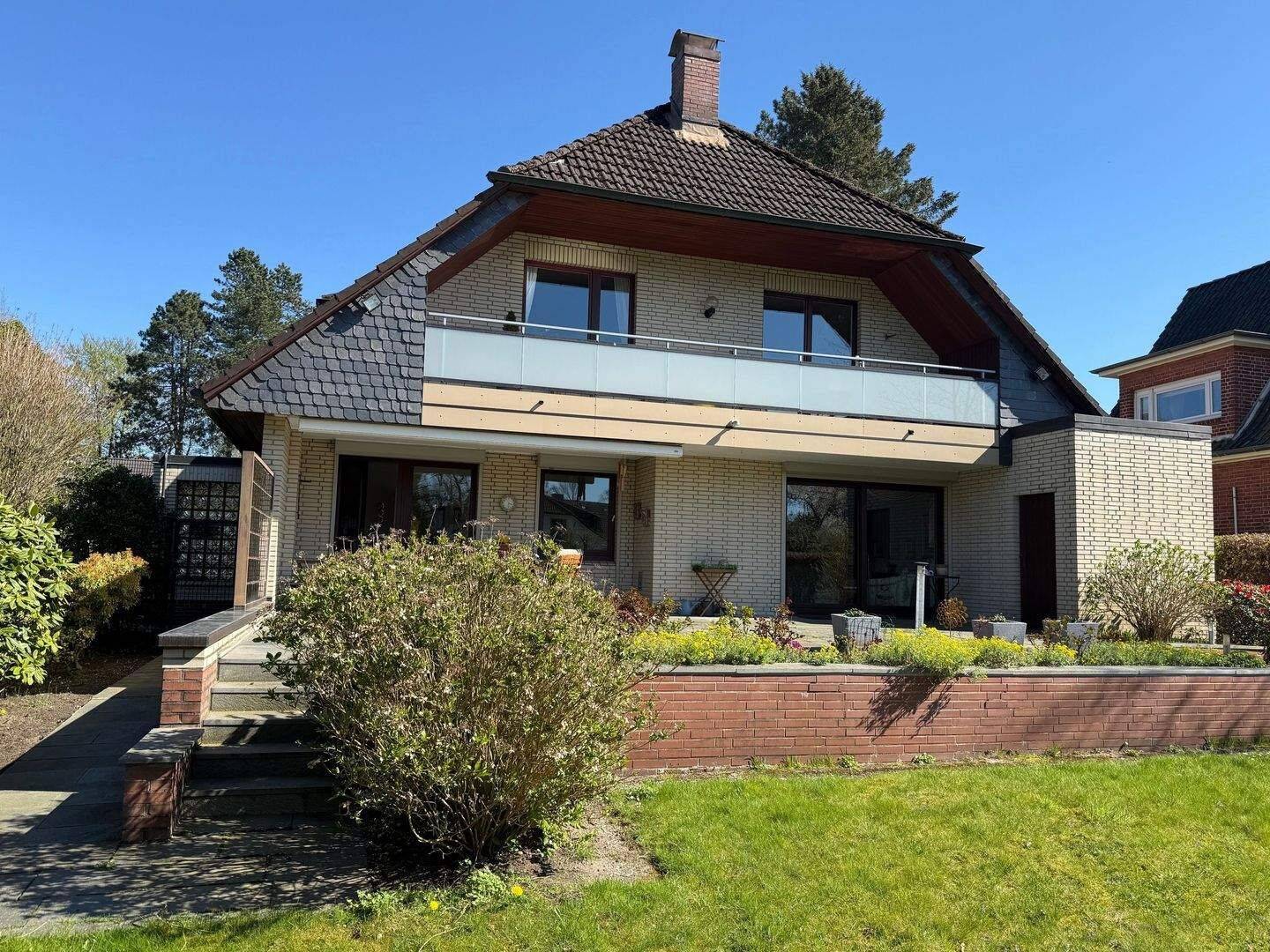 Gepflegtes 2-Familienhaus auf großem Grundstück am Volksdorfer Wald – Hamburg – Bild 1 von 9