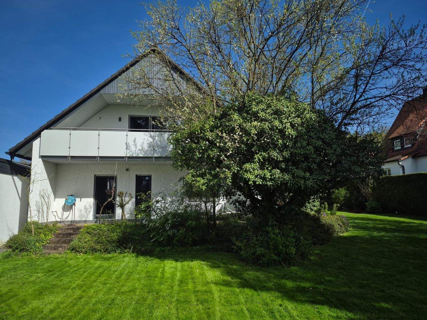 Rückersdorf: Traumhaus mit zwei Terrassen, Balkon und großem sehr gepflegtem Garten – Rückersdorf – Vorschaubild 2