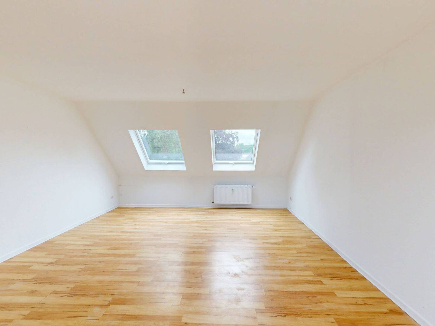 Große 3-Zimmer-Dachgeschosswohnung mit EBK und Wannenbad