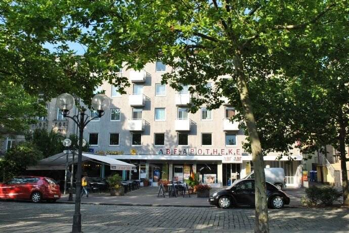 Wohnen im Herzen von Fürth - Kleine 2-Zimmer-Whg. mit Balkon, Parkett und Einbauküchenzeile