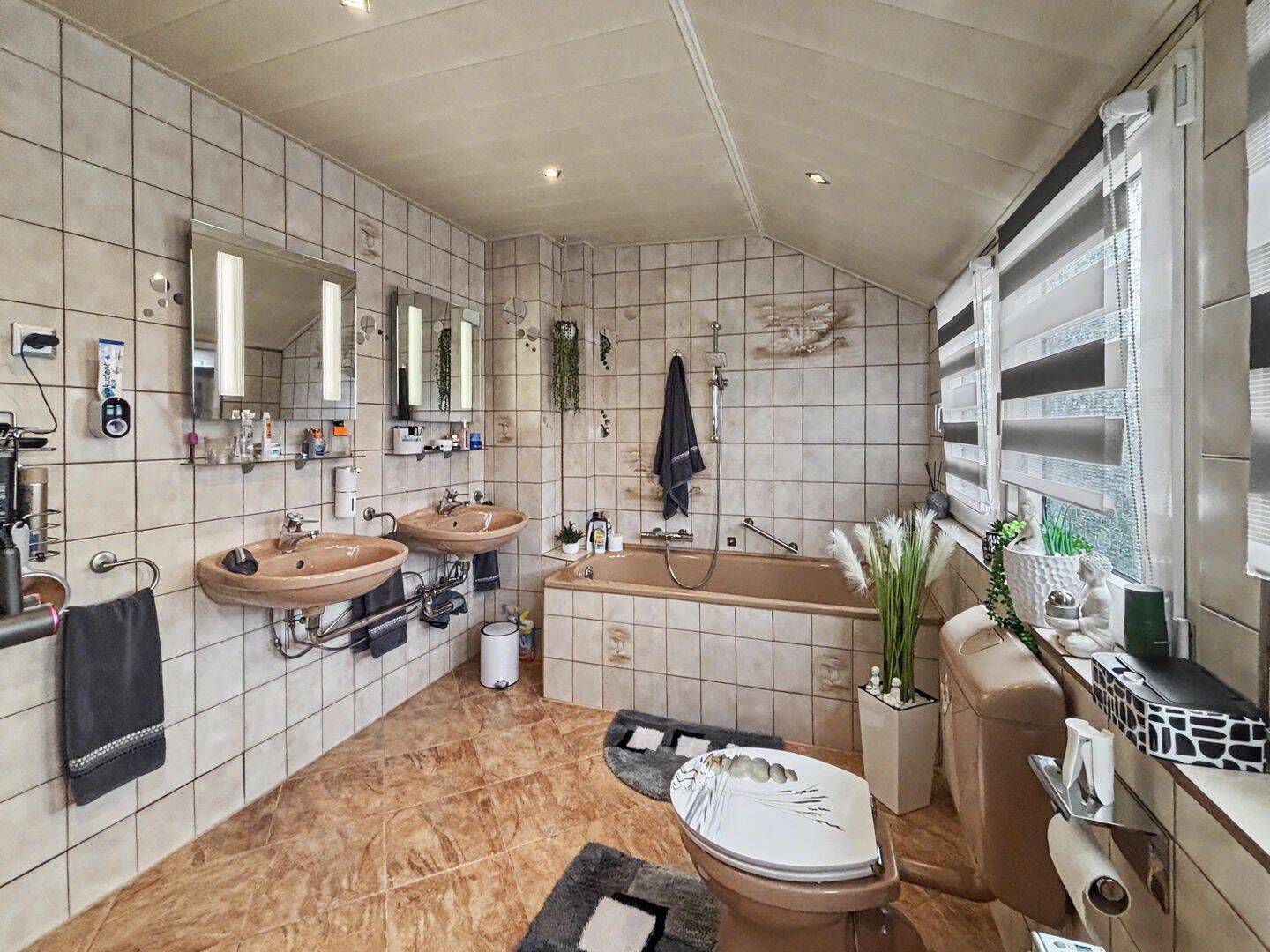 Solides Zweifamilienhaus mit Garage, Stellplätze, gepflegtem Garten in Nürnberg-Werderau – Nürnberg – Vorschaubild 9
