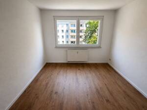 Für Sie frisch renoviert: Jetzt schnell sein! Helle 3-Raum-Wohnung mit Balkon – 7552 Gera – Vorschaubild 4