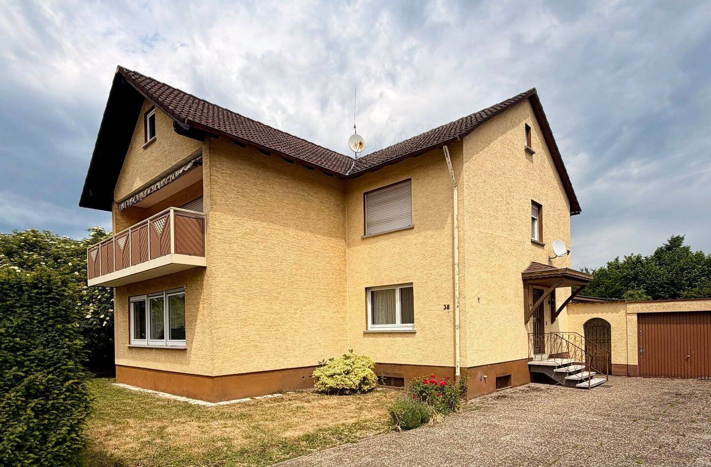 Hermann Immobilien: Zweifamilienhaus mit großem Grundstück in Bruchköbel