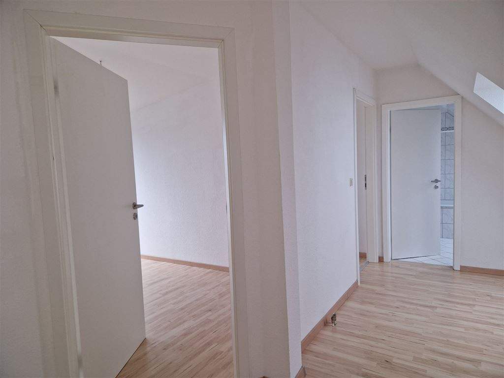 ***3-Zimmer-Maisonette mit Einbauküche, Dachbalkon + Lift *** – Chemnitz – Vorschaubild 3