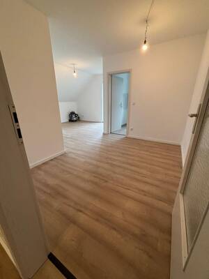 Sofort bezugsfertig! Erstbezug nach Teilsanierung: 2-Zimmer-DG-Wohnung mit Aufzug in Hildburghausen – 98646 Hildburghausen – Vorschaubild 8