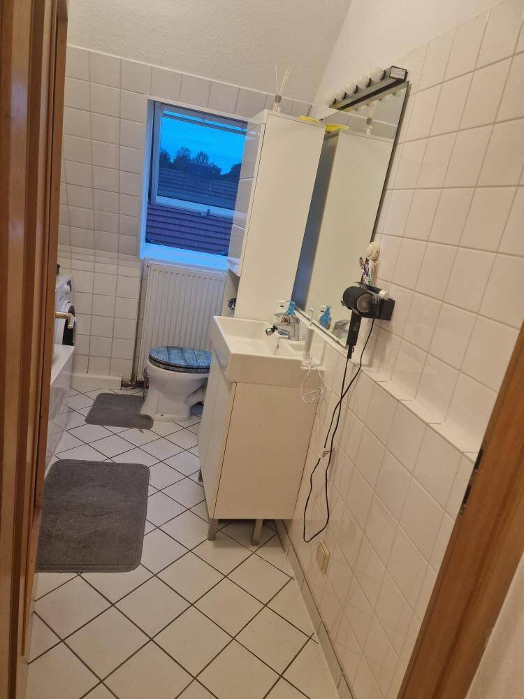 Gut geschnittene DG-Wohnung mit Einbauküche – Saarbrücken – Vorschaubild 5