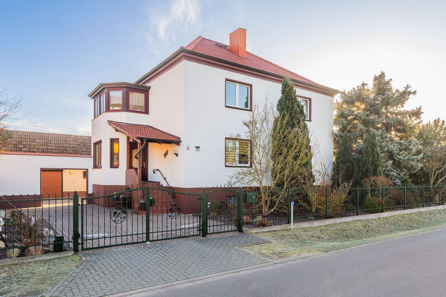 Ein-/Zweifamilienhaus in Fredersdorf - Mit Keller, zwei Küchen/Bädern, Ausbaureserve, Garage, Pool – Fredersdorf-Vogelsdorf – Bild 1 von 9