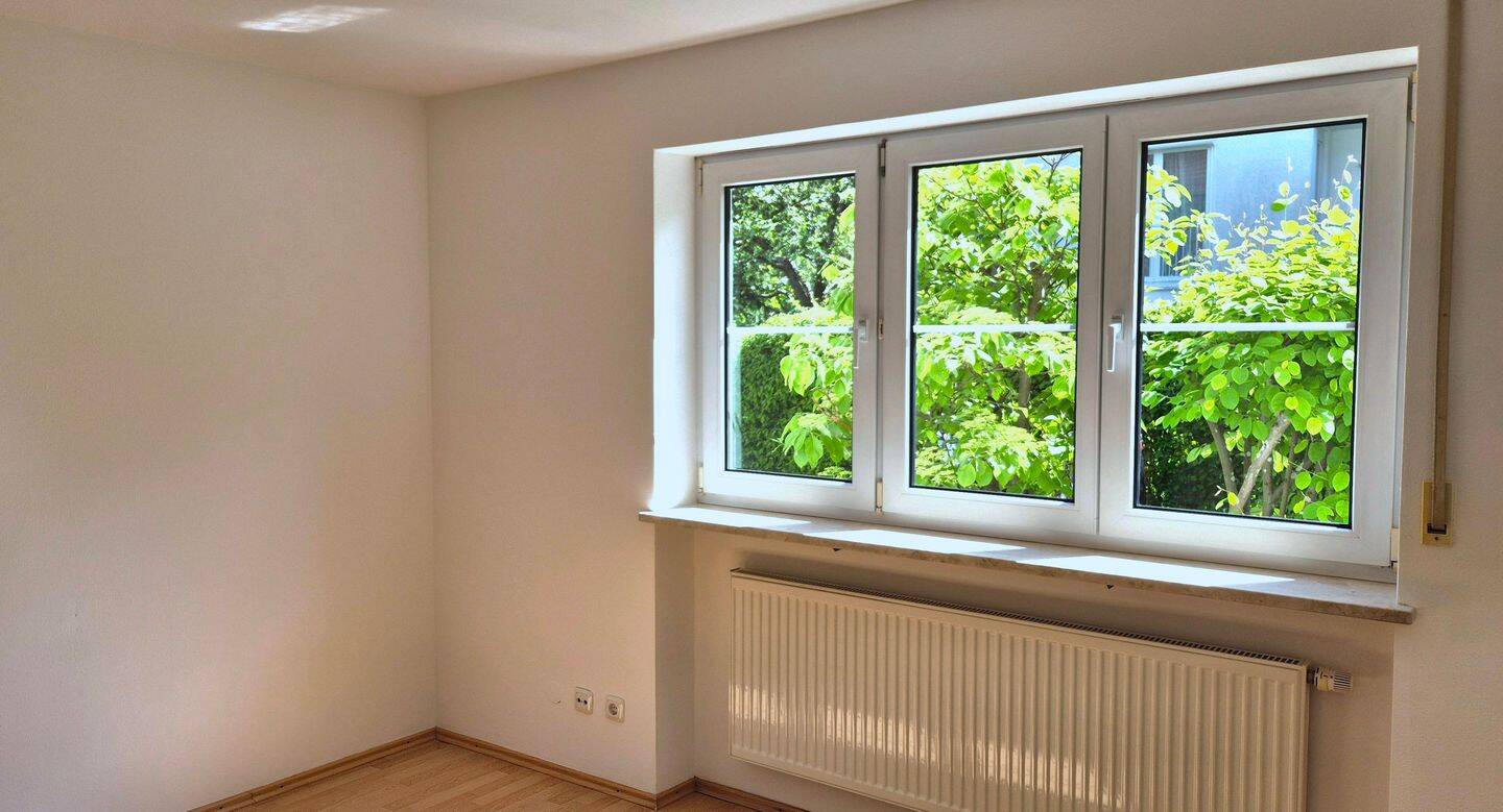 Helle Wohnung mit Blick ins Grüne und kleinem Garten – München – Vorschaubild 9