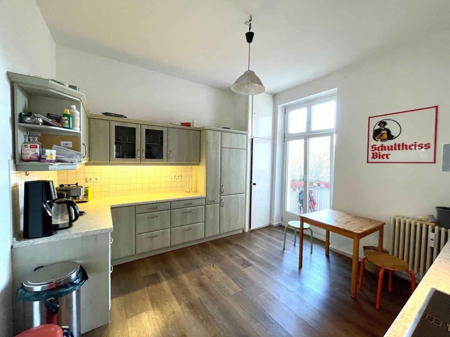 Lichtdurchflutete 2-Zimmer-Wohnung mit Balkon und Blick auf Berlins Architekturgeschichte