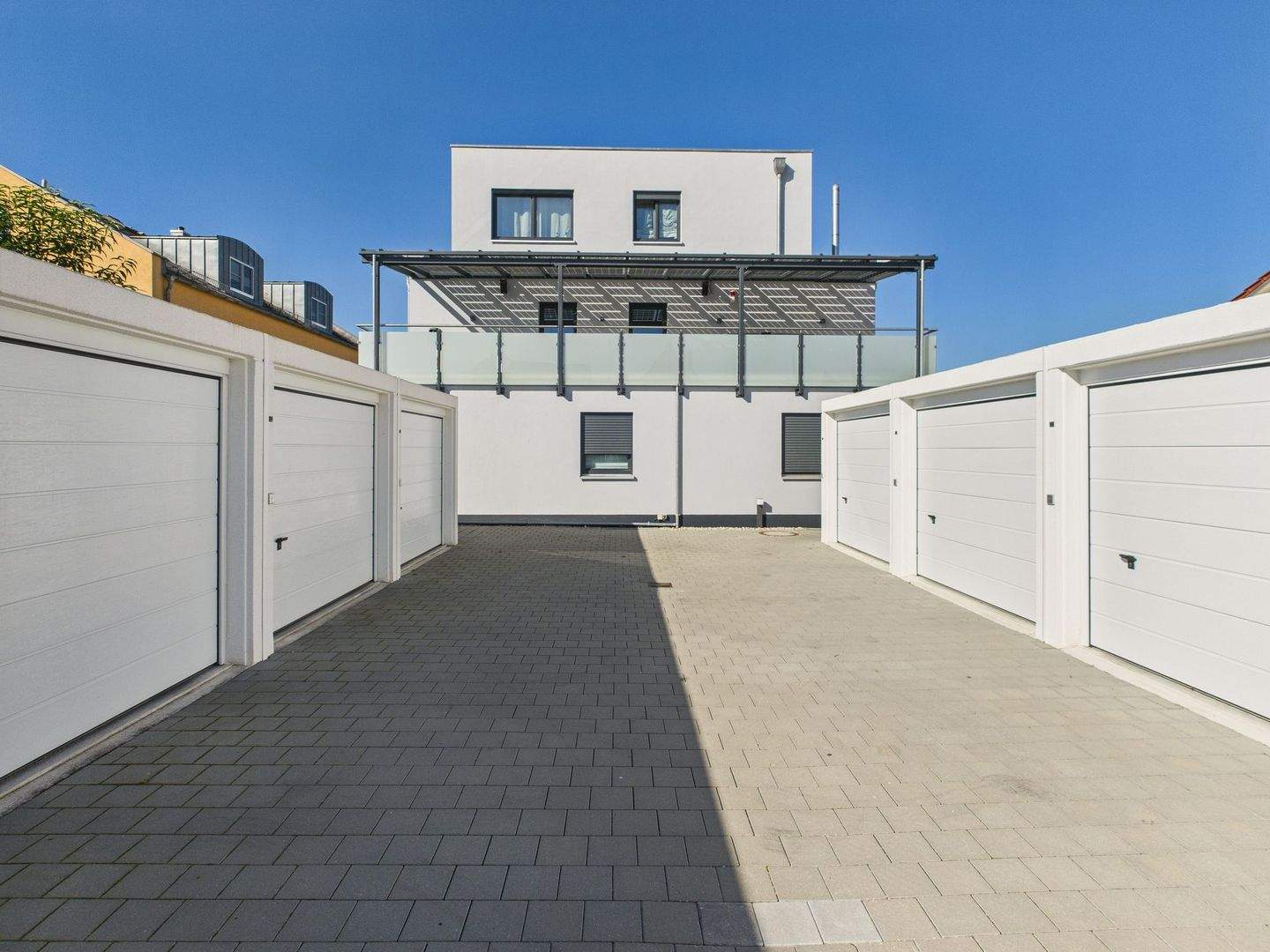 Sofort frei! Neuwertig! XXL-Balkon, Photovoltaik mit Speicher, zwei Garagen, Einbauküche, Smart-Home – Ingolstadt – Vorschaubild 5