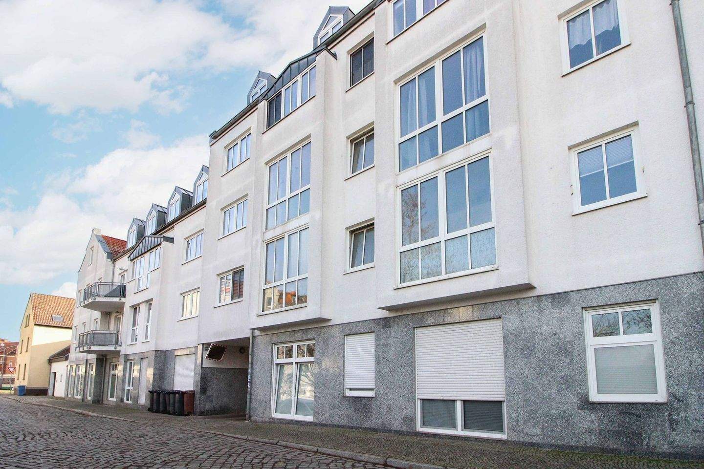 2-Zimmer-Wohnung mit Balkon und Stellplatz in Magdeburg-Cracau nahe der Elbe – Magdeburg – Bild 1 von 9