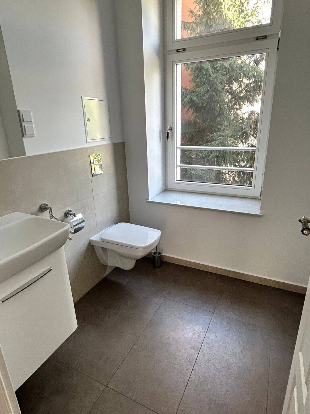 ATTRAKTIVE WOHNUNG mit PARKETT, FUßBODENHEIZUNG, BALKON, EBK, GÄSTE WC SOWIE MODERNEM BAD!!! – Chemnitz – Vorschaubild 7
