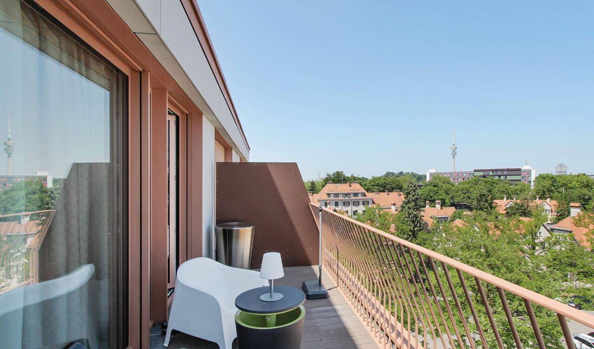 Großzügiges Neubau-Apartment mit Design-Küche und Blick zum Olympiaturm