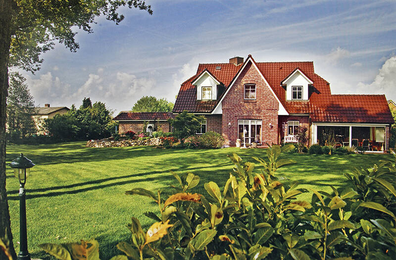 NEU! Schöner Wohnen in Barmstedt! Exklusives Architektenanwesen mit Doppelgarage und wohnlichen Vollkeller - Ihr Traumhaus ist gebaut in 1a Lage! – Barmstedt – Vorschaubild 2