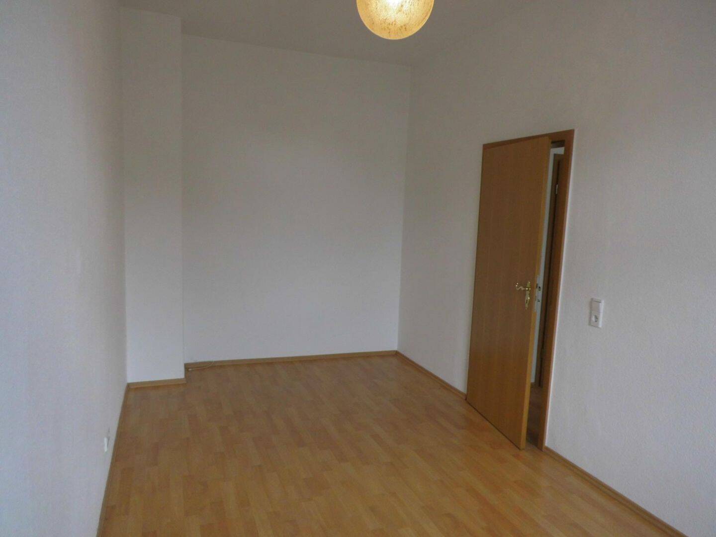 2-Zimmer-Erdgeschoß-Wohnung mit großer Küche mit Eßplatz, Wannenbad mit Duschaufsatz und Sitzterrasse im Hof/Hausgart... – Reichenbach – Vorschaubild 6